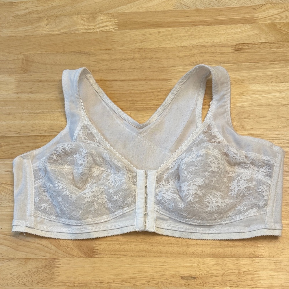 Venus 40C Comfort Lace Front-Close Wireless Bra, no padding
